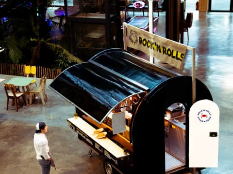 La remorque food truck noire de Rock’n Rolls vue d’en haut, auvent et porte arrière ouverts