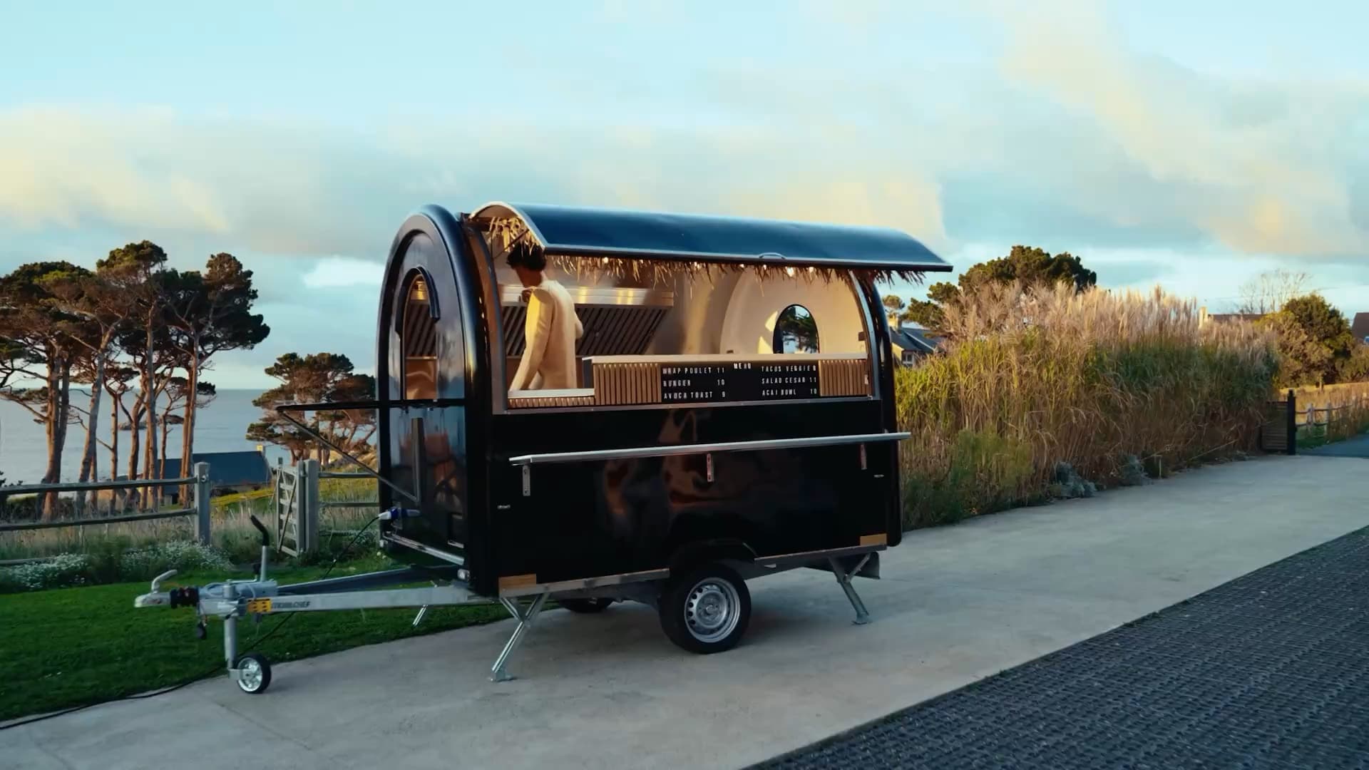 Remorque food truck Food Truck Store au bord de la mer