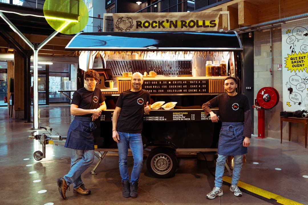 Ouvrir un food truck : l’équipe de Rock’n Rolls devant sa remorque, dans un food court